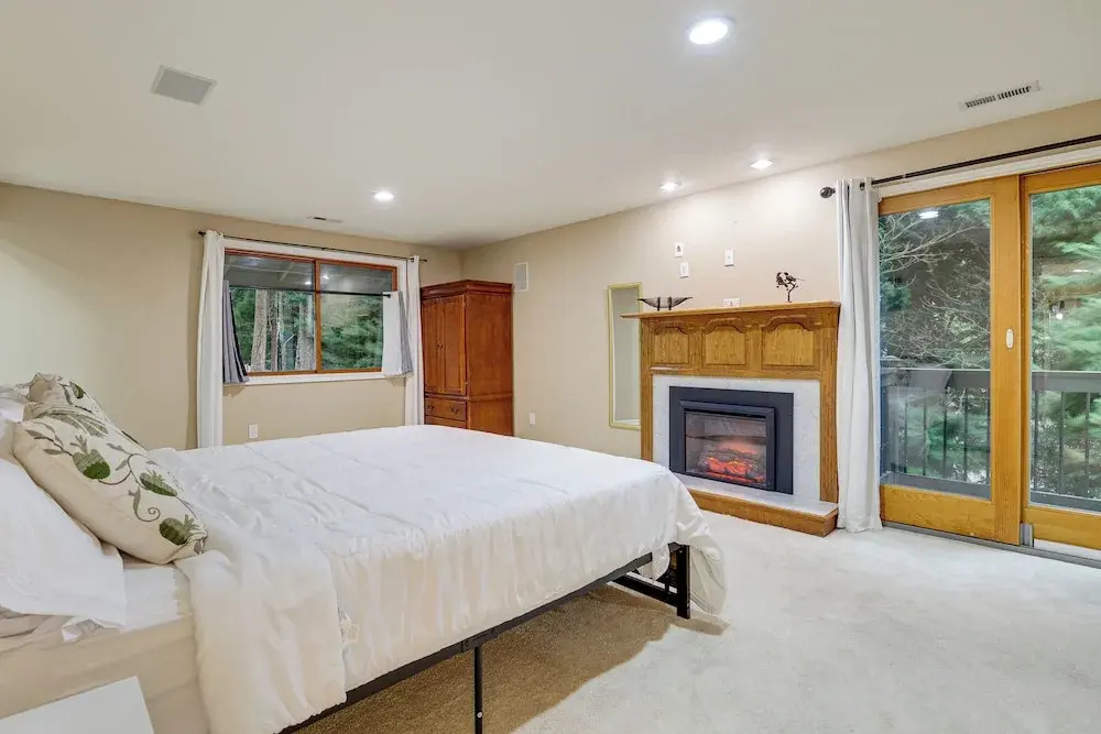 Lake-view Woodinville Retreat w/ Hot Tub + Theater