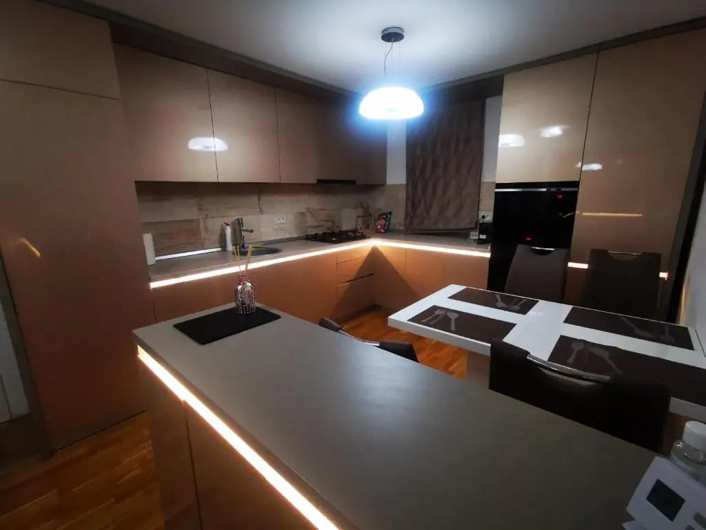 Luxury apartment. 10 minutes taxi ride to center