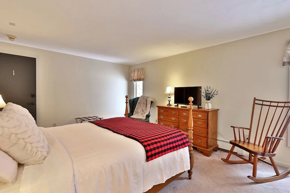 Rent An Inn! Takeover the Birch Ridge with your group, Mountain Lodge- 11 Rooms, Bar, Fireplace, 28ppl home