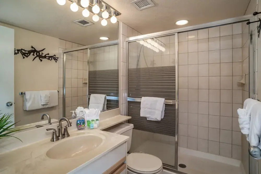 Maui Banyan H506 1 Bedroom Condo by RedAwning