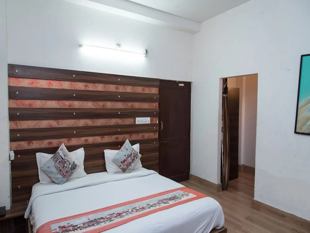 OYO 13357 Destiny Inn