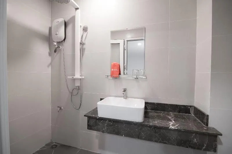 RedDoorz Premium near E-Town 3