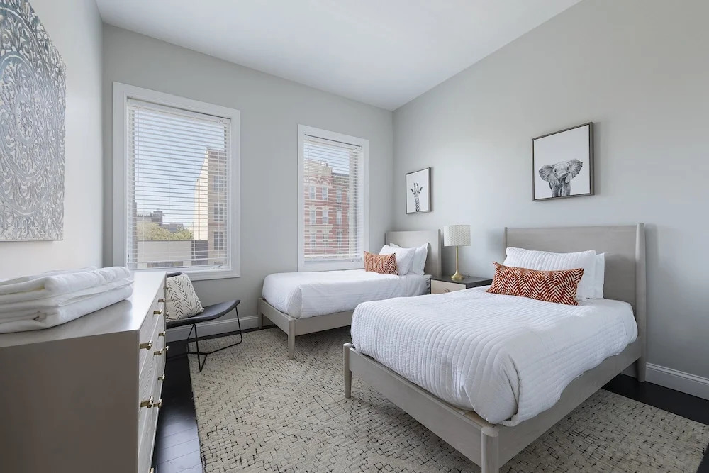 Huge Stylish 3 BR Loft Cobblestone St Next to NYC