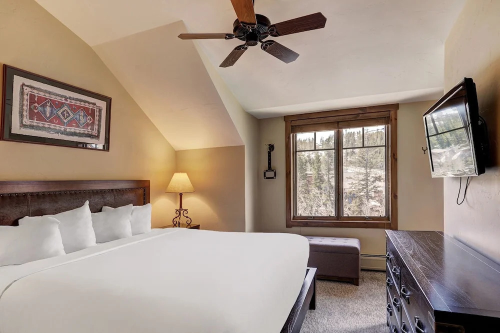 3br Sweeping Snowcapped Views + Expansive Balcony - Sleeps 9 3 Bedroom Condo by RedAwning