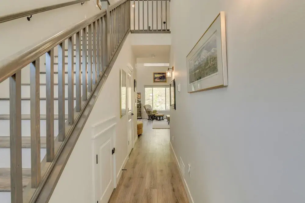 Chic Anchorage Townhome < 1 Mi to Kincaid Park!