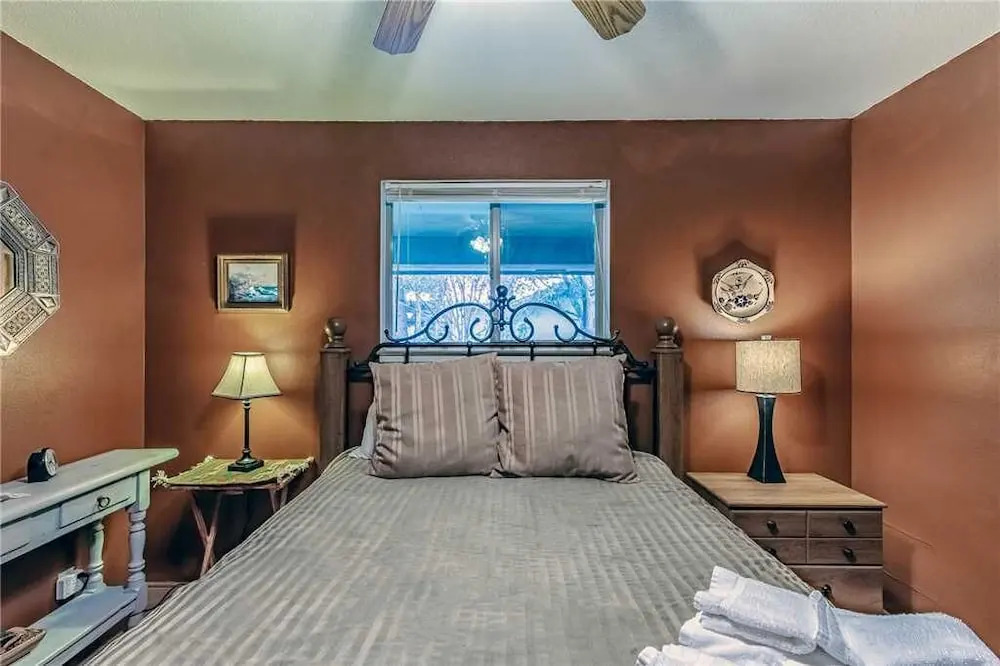 Mustang Hideaway - Three Bedroom Cabin