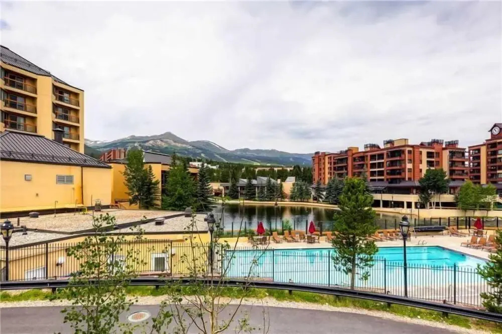 Spacious 4 Bedroom Vacation Rental in Convenient Location with Scenic Views, Pool, Hot Tub