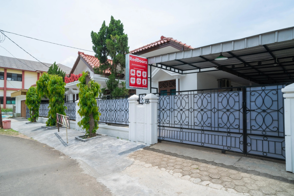RedDoorz near Bundaran Ciceri