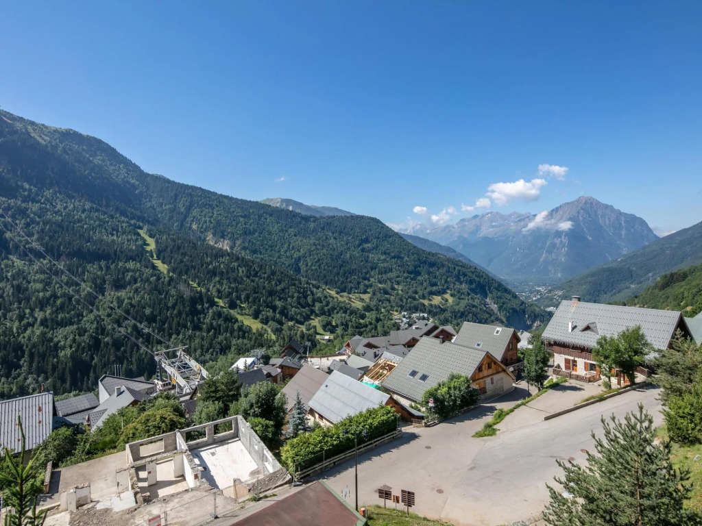 Neat residence, 350 m. from the ski elevators in Vaujany