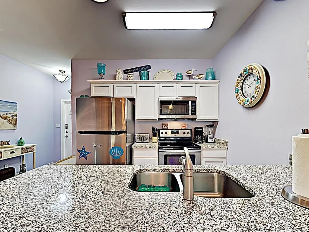 BC207 Beautifully Decorated Townhome, Heated Pool, 1 Minute to Beach