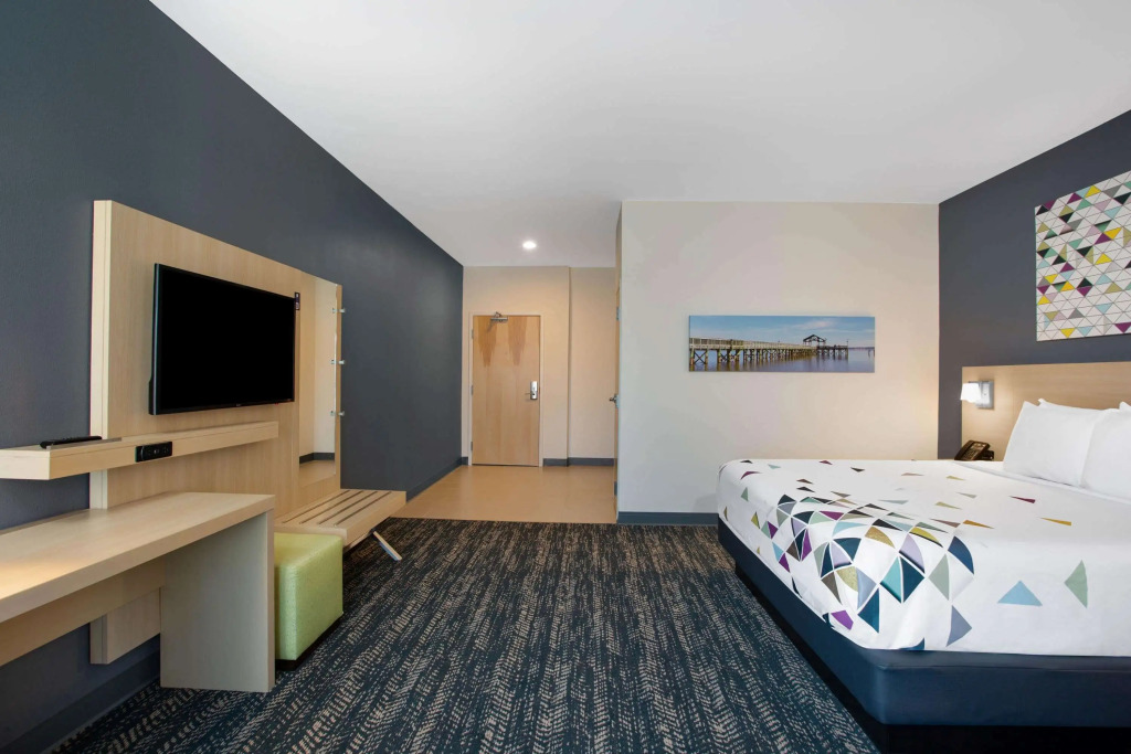 La Quinta Inn & Suites by Wyndham Manassas, VA- Dulles Airport