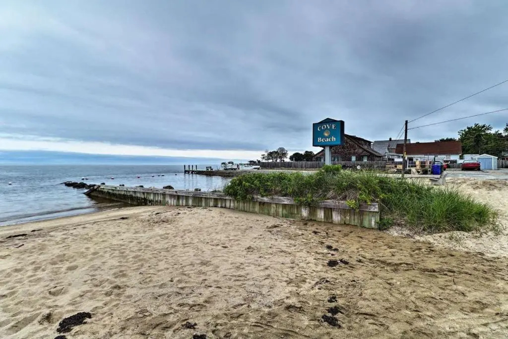 Saybrook Manor House, Walk to Cove Beach!