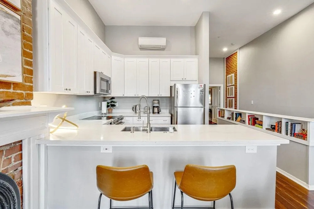 Luxurious Lower Garden District Condo w/ Balcony!