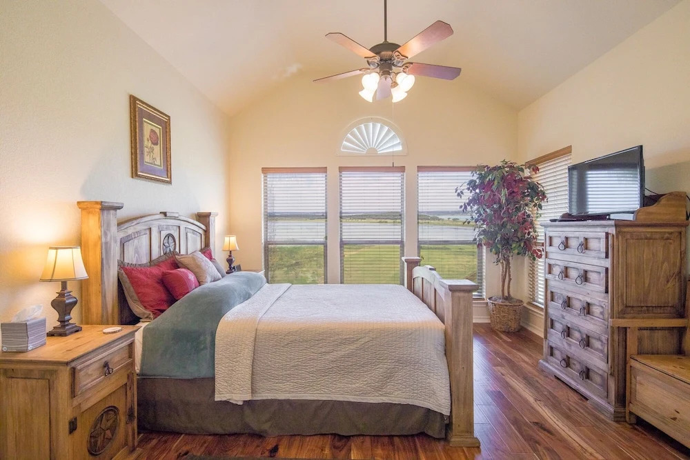 Lakeside Haven 3 Bedrooms 2.5 Bathrooms Townhouse