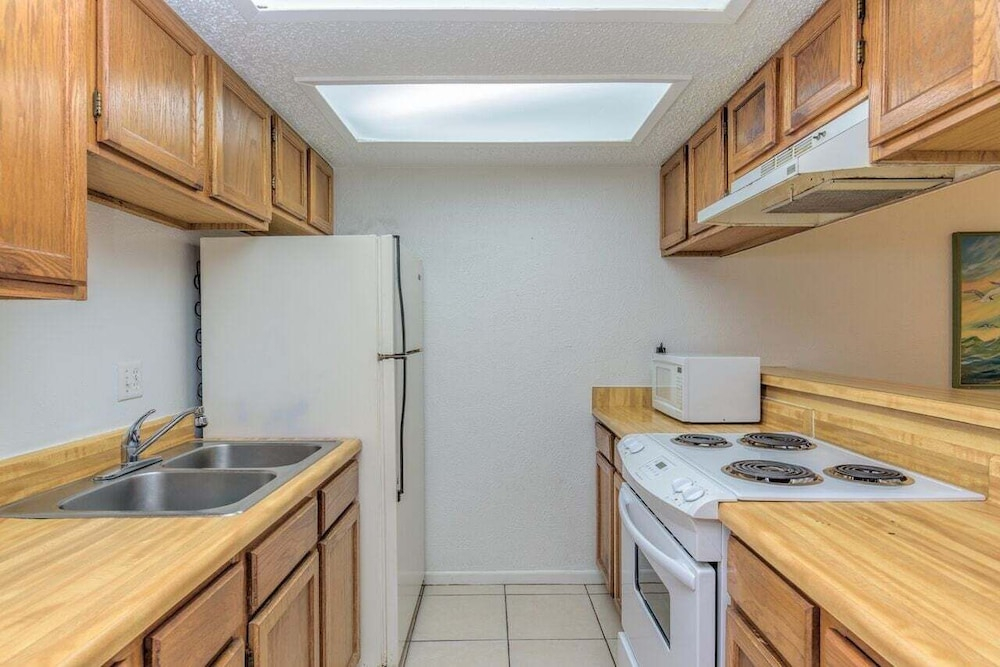 Tiki 123 - Steps To Beach Condo W/ Pools & Balcony 1 Bedroom Condo