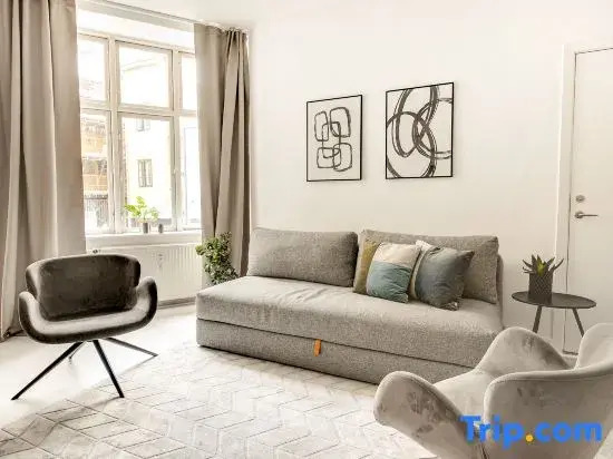 Sanders City - Spacious Studio in the Center