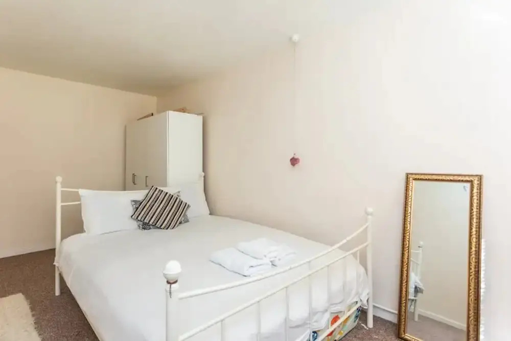 Homely 2 Bedroom House in Kennington With Garden