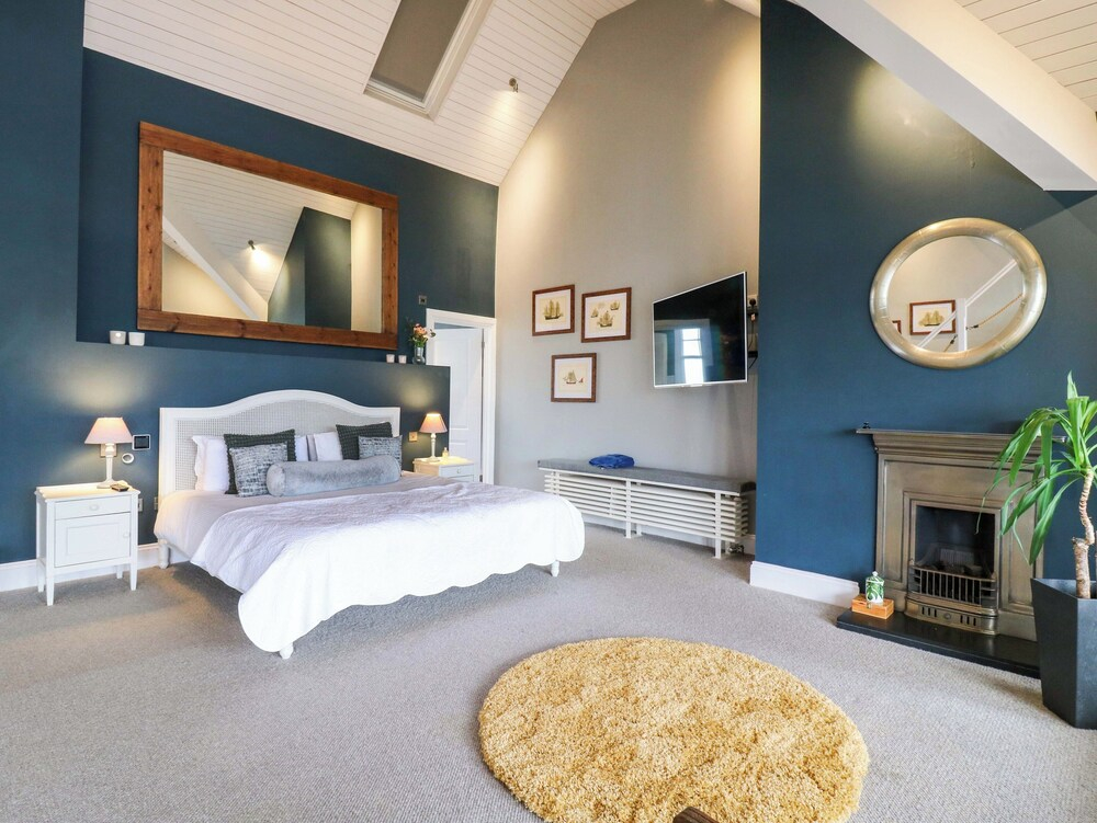River Haven - River Thames Frontage House