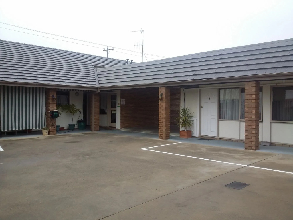 Tudor House Motel
