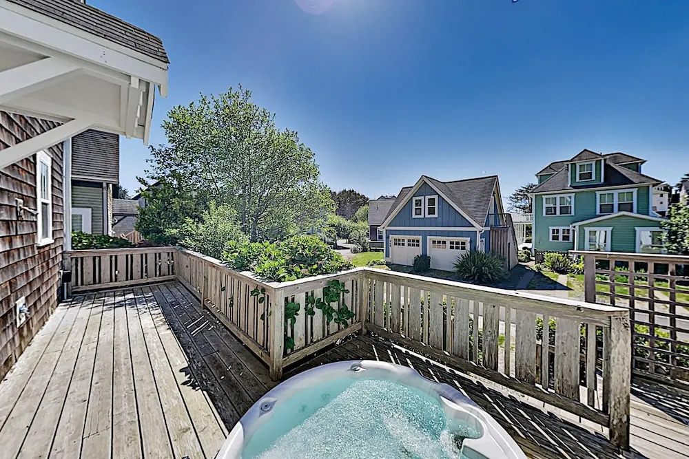 2751 SW Beach Ave Home 3 Bedrooms 2.5 Bathrooms Home