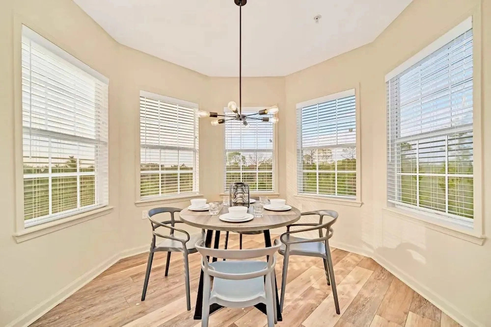 Upstay Condo w Pool & Sauna Sleeps 8