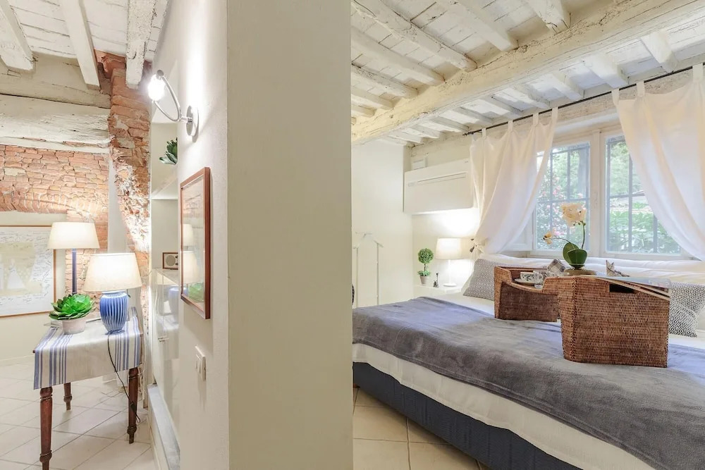The 1400 s Apartment