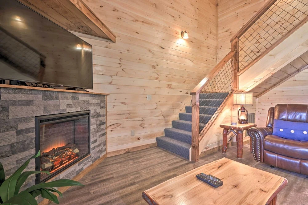 Pigeon Forge Cabin w/ Hot Tub: 1 Mi to Parkway