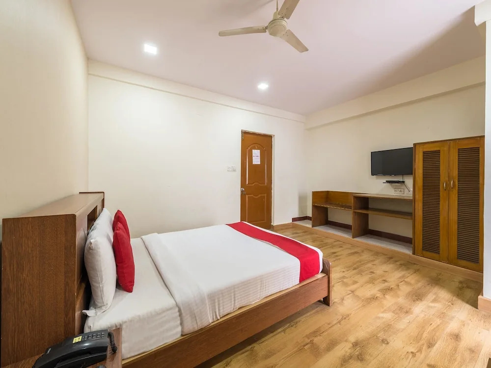 OYO 3722 Hotel StayEasy Majestic