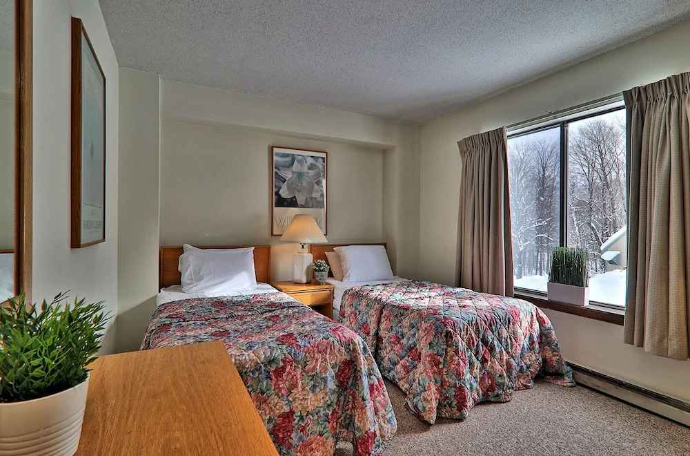 "roomy" Mountain Green 3BR Condo w/ Amenities 3b14
