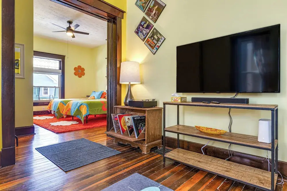 Retro-inspired Indy Home: Walk to Fountain Square!