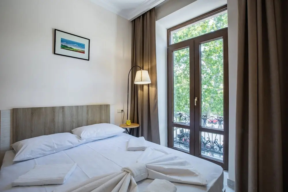 Stay in on Mashtots 16a-5