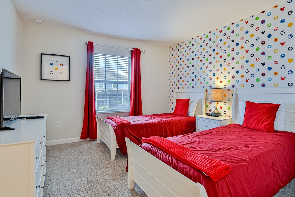 Modern Townhome With Private Pool, hot Tub, Central AC, and Private Washer/dryer