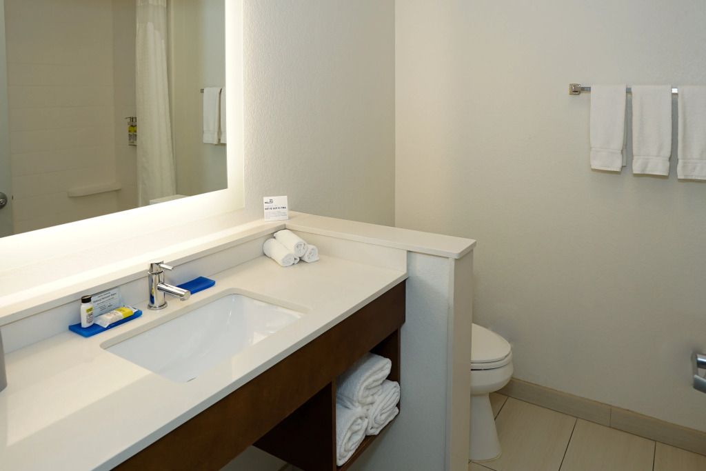 Holiday Inn Express & Suites - Aurora Medical Campus by IHG