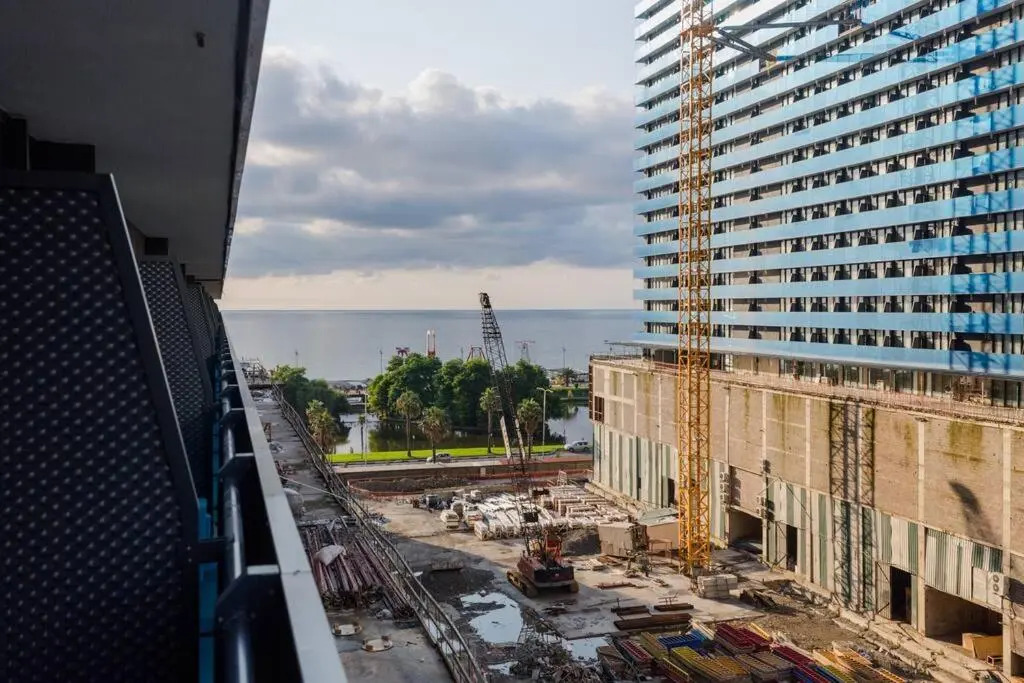 1BR apt with balcony sea views 2 min from the sea
