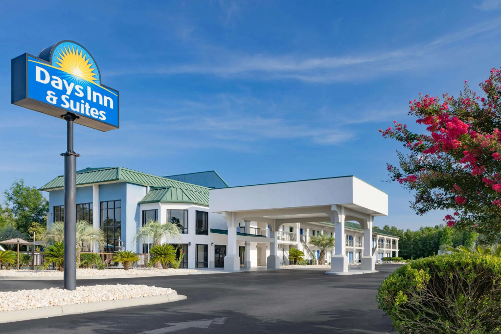 Days Inn & Suites by Wyndham Savannah Midtown