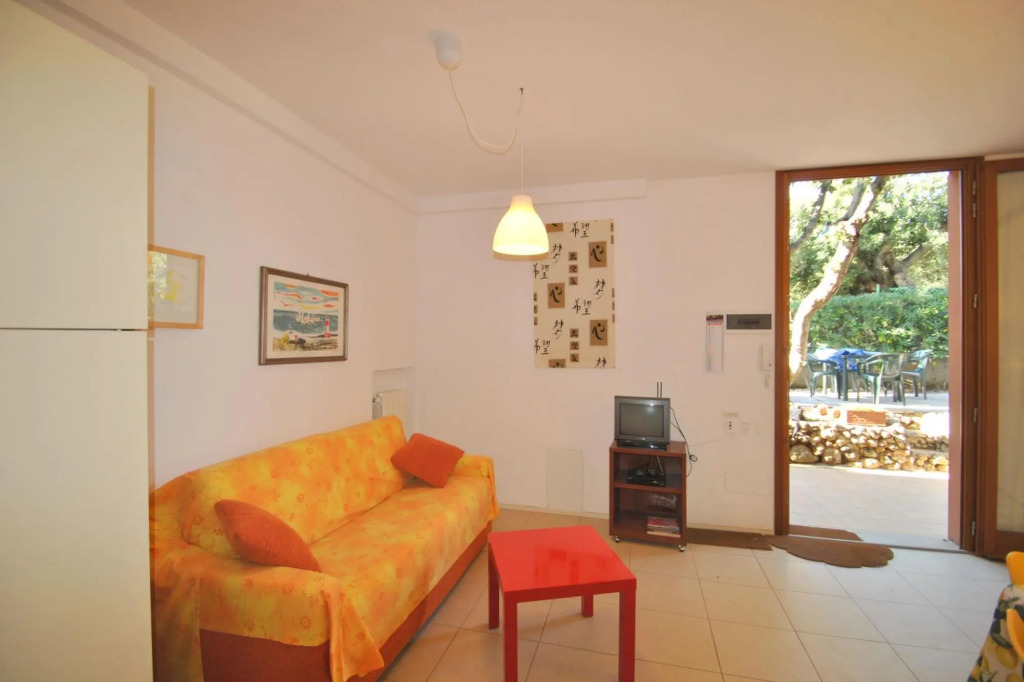 In villa on the sea, apartment on the ground floor with private garden. 6 beds. Reserved parking.-Villa L'Angolino - p.t.