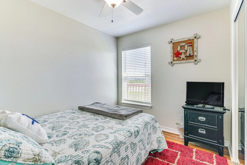 Steps to Surfside Beach: Ada-friendly Home