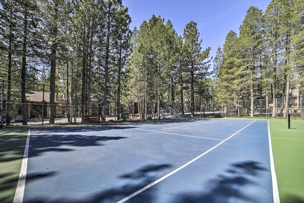 Mammoth Lakes Condo w/ Pool & Spa - Near Shuttle!