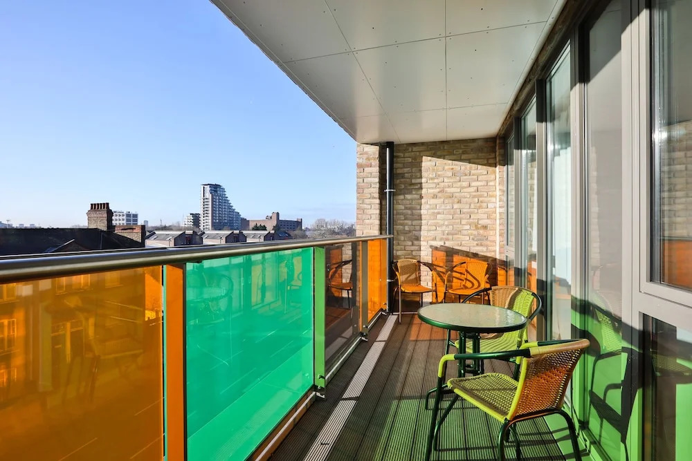 2 Bed 2 Bath flat close to underground