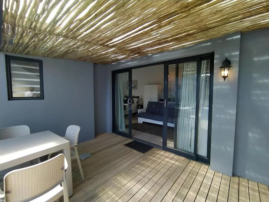 Capricorn Studio One - 150m to Solar Beach, Patio & Braai, Wifi, DSTV & Netflix