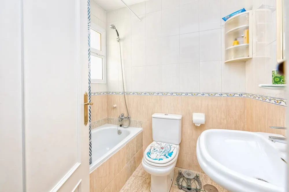 Beatriz - Amazing House in 1 min Walk to the Beach, Sea Views, Wifi