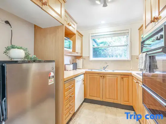 Inviting Rooms in Eastwood with Cafés, Shops & Station Nearby