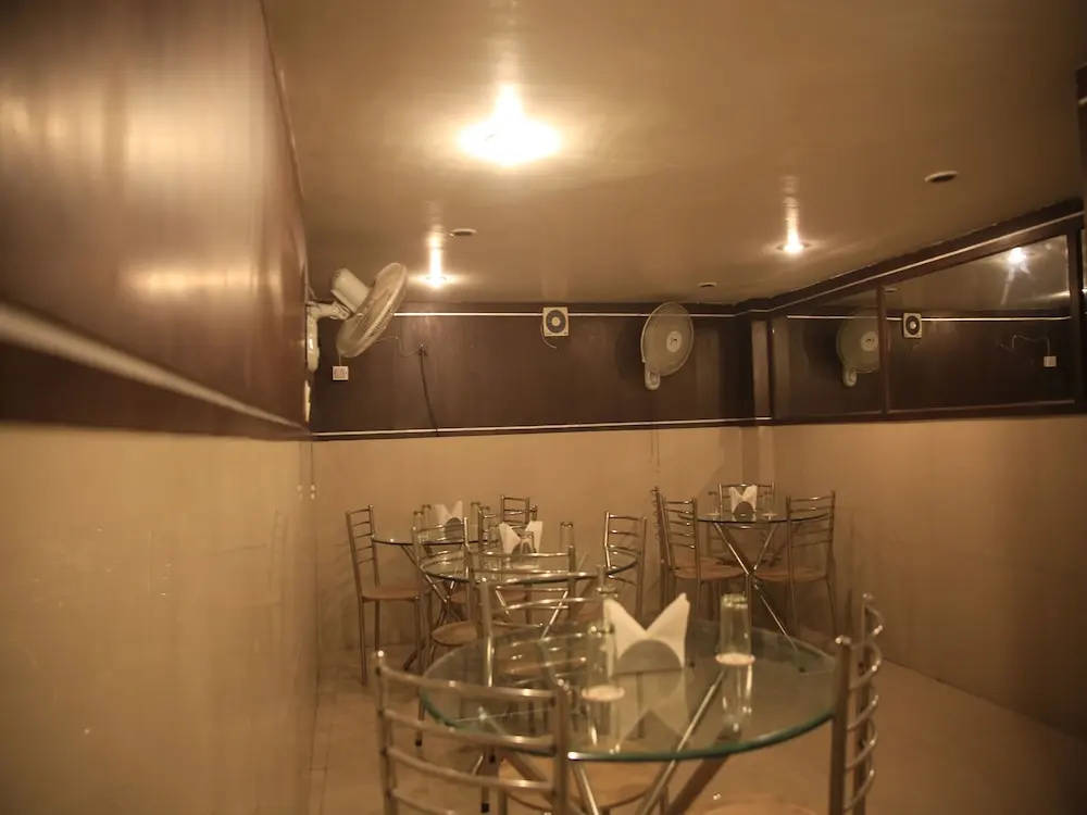 OYO 4300 Hotel The Royal Placid