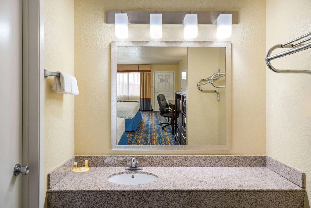Days Inn by Wyndham Near Seaworld San Antonio