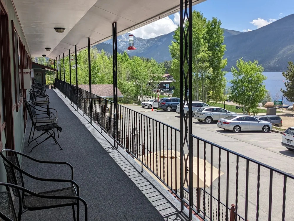 Western Riviera Lakeside Lodging