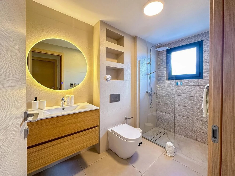 Modern Luxury Condo Close to the Beach