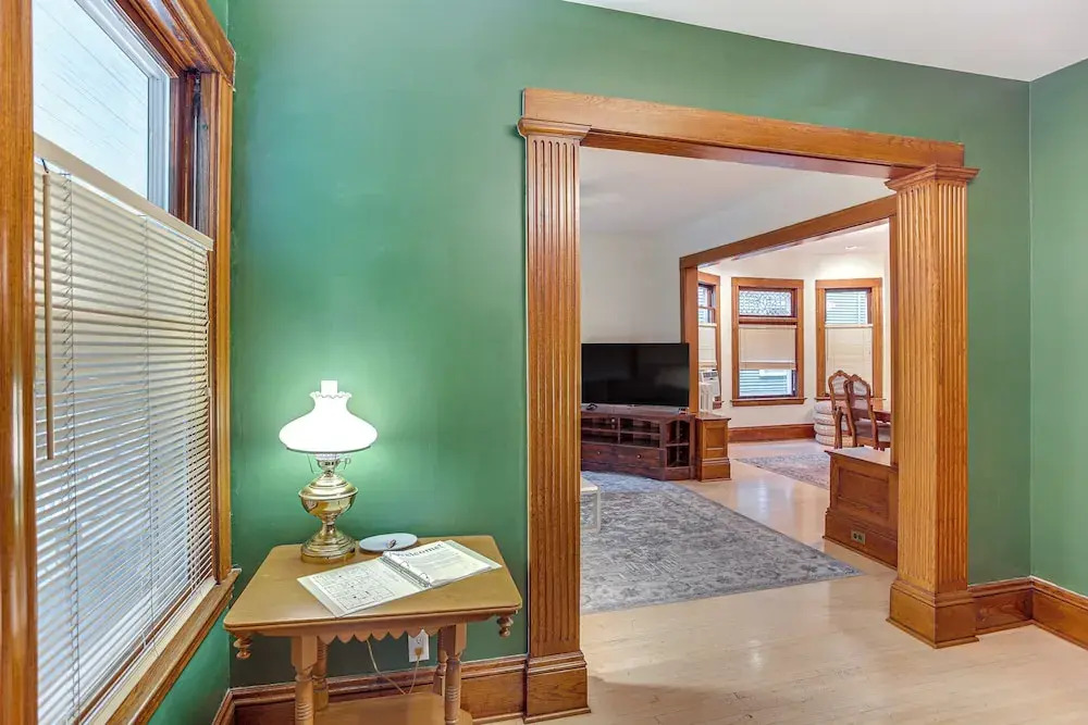Uptown Minneapolis Home: Walk To Lakes!