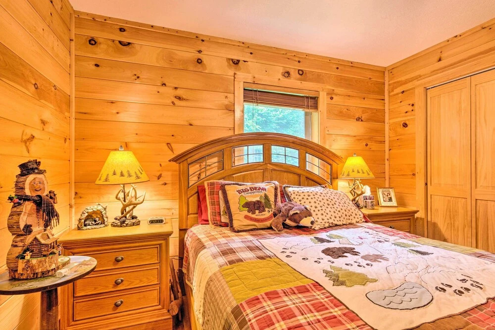 Mountain-view Maggie Valley Home w/ 2 Decks!
