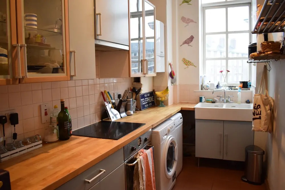 Bright 2 Bedroom Apartment With Canal Views