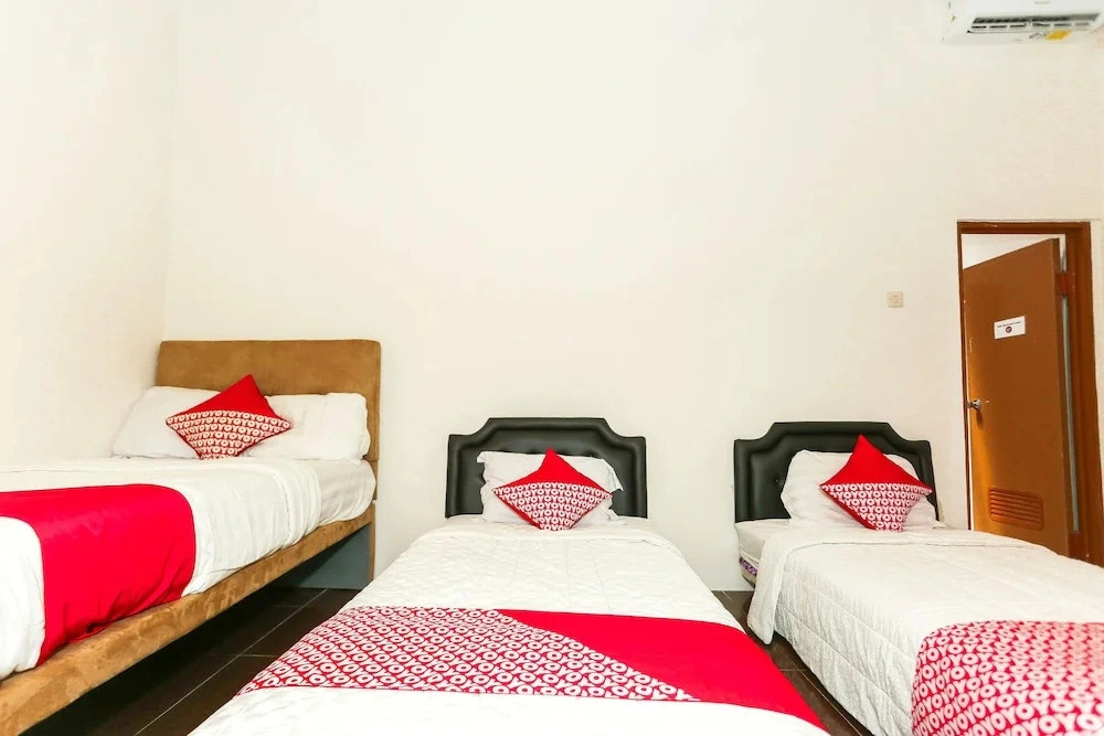 Kampoeng Osing Syariah Guesthouse by Oyo Rooms